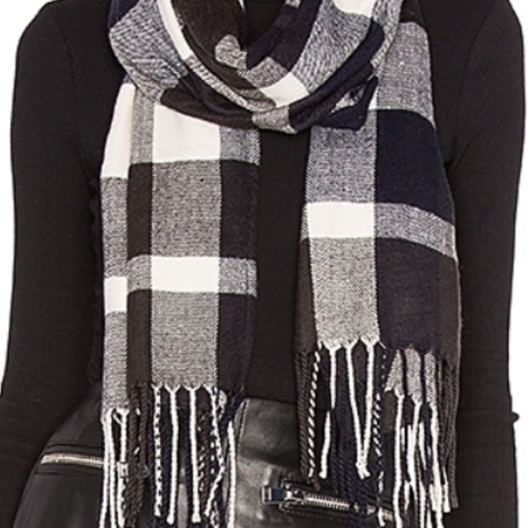 🎉HP🎉NWT Plush ultra soft plaid scarf with fringe - Picture 7 of 7